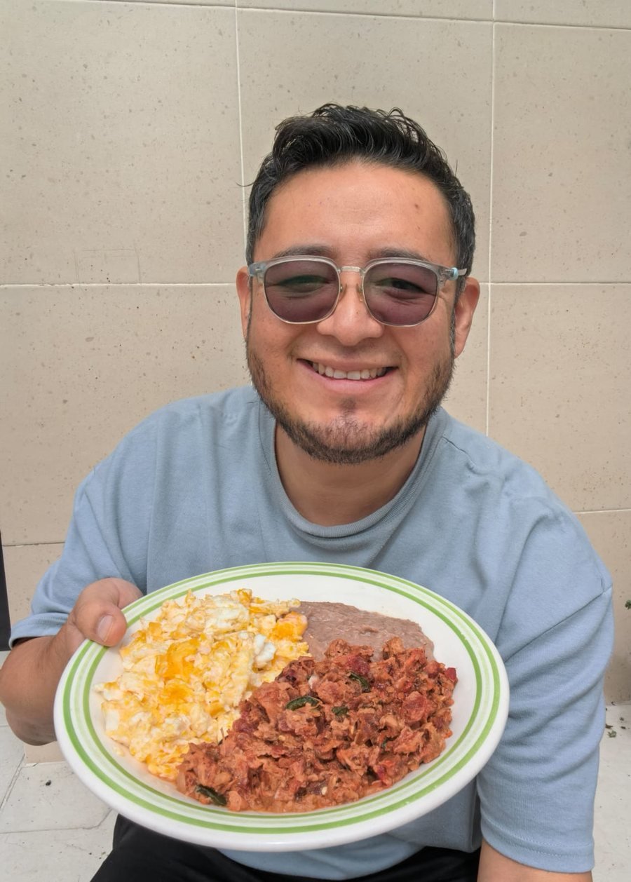 Juan Pablo Gilguero con su desayuno: huevo, chicharrón a la mexicana y frijoles